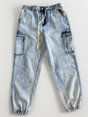 Forever 21 Denim Cargo Joggers Light Wash Size M NWT